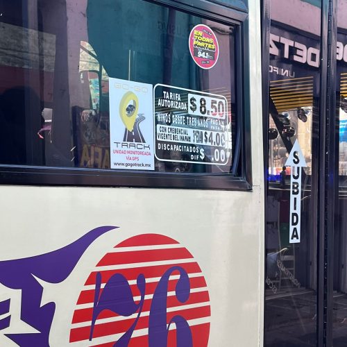 Autobús identificado con Go Go Track GPS